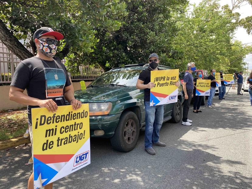 Empleados unionados se manifiestan frente a WIPR en Hato Rey.