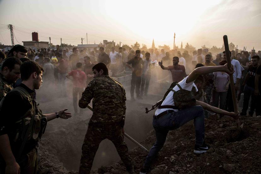En la imagen, sirios entierran a soldados caídos mientras luchaban contra las fuerzas turcas en la ciudad de Qamishli, en Siria. (AP/Baderkhan Ahmad)