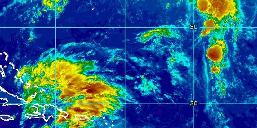 En esta imagen de satélite se observa la vaguada que afecta a Puerto Rico y la tormenta Rina a cientos de millas al noreste de la isla. (Captura / NOAA)