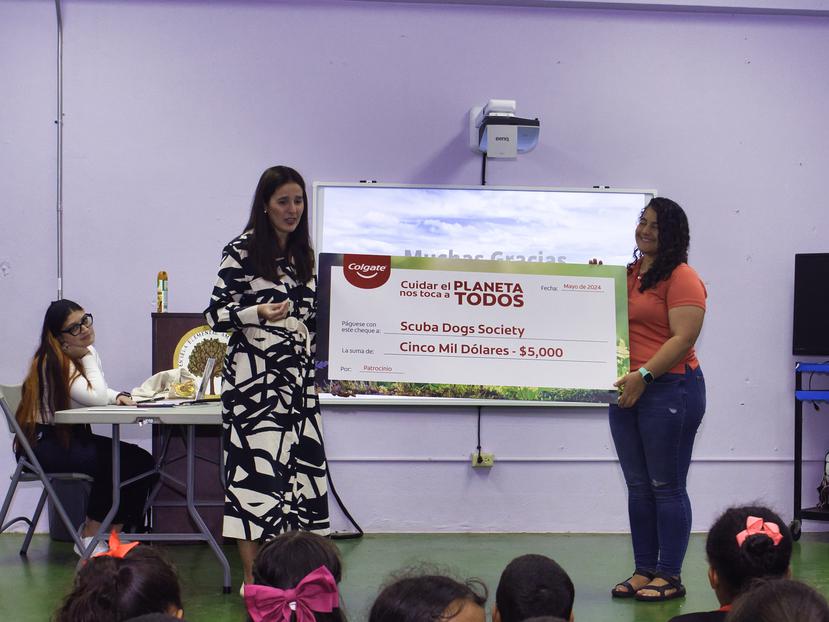 Colgate-Palmolive entregó un donativo de $500 para el huerto escolar de la escuela elemental Amalia Marín, así como una aportación de $5,000 para Scuba Dogs Society.