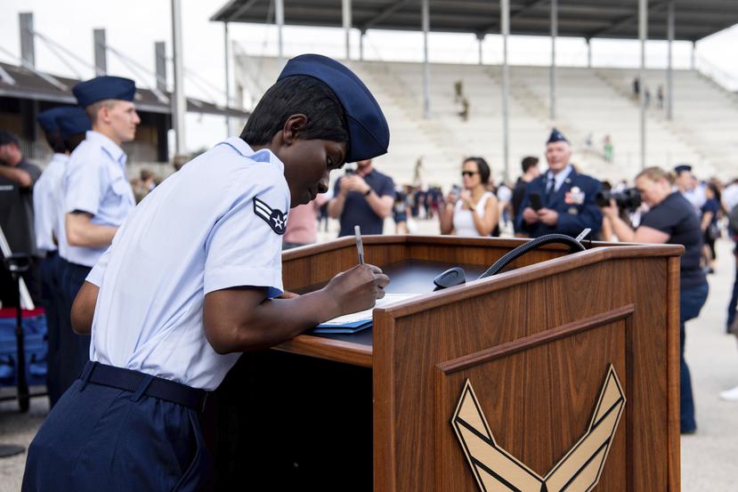 Tanto el Ejército como la Fuerza Aérea dicen que este año no alcanzarán sus objetivos de reclutamiento, y la Armada también prevé quedarse corta.