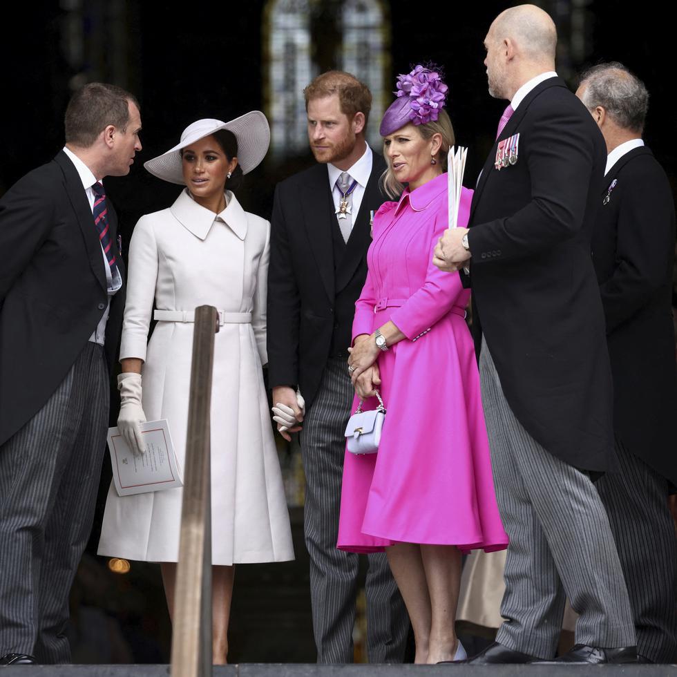 Peter Phillips, Meghan Markle, el príncipe Harry, Zara Tindall y su esposo Mikea su salida del servicio de Acción de Gracias por el Jubileo de Platino de Elizabeth II,