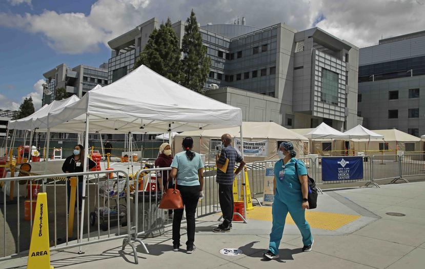 Una trabajadora de salud camina cerca de un lugar donde efectúan pruebas para detectar el nuevo coronavirus en el Centro Médico Valle de Santa Clara en San José, California. (AP)