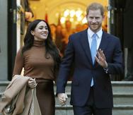 En esta foto del 7 de enero del 2020, el príncipe Enrique de Inglaterra y Meghan, duquesa de Sussex, salen del Canada House en Londres. Seis meses después de haber separado sus vidas laborales de la familia real británica, la pareja firmó un acuerdo de producción de varios años con Netflix. (AP Foto/Frank Augstein, Archivo)