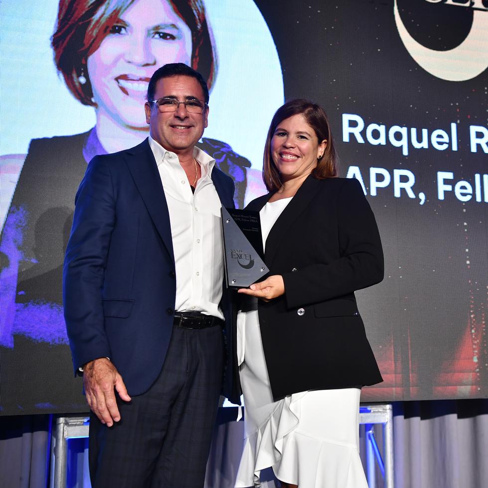 Tomás Dardet, presidente de la Asociación de Relacionistas, confirió el Premio Fernando Valverde a la destacada relacionista, Raquel Rivera, directora de Comunicaciones Corporativas del Grupo Ferré Rangel.