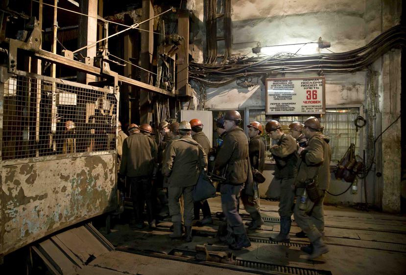 Los mineros que llegaron para el turno de la mañana, en las primeras horas tras el accidente, expresaron amplias quejas por el largo historial de violaciones de seguridad en la mina de Zasyadko. (The Associated Press)