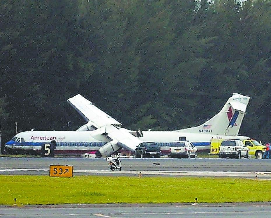 El 9 de mayo de 2004, el vuelo 5401 de American Eagle chocó contra la pista de aterrizaje cuando una de los neumáticos reventó. Hubo un saldo de 17 heridos.