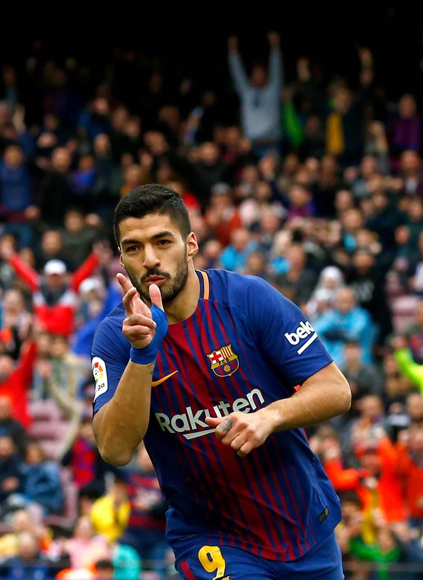 El astro uruguayo del Barcelona Luis Suárez celebra tras anotar un gol contra Valencia en un partido de La Liga española el sábado, 14 de abril del 2018. (AP/Manu Fernandez)