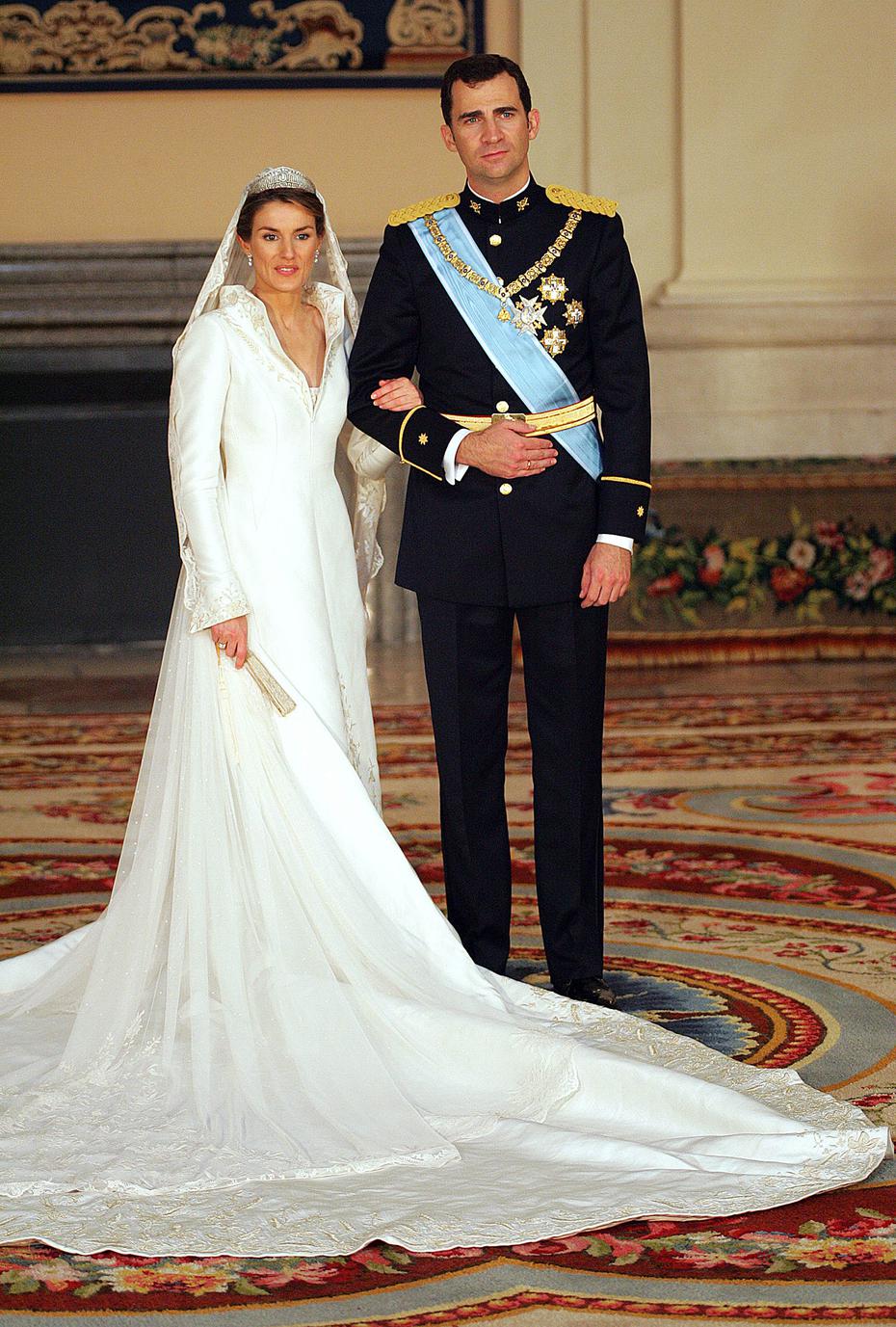 Una foto de la boda de Felipe y Letizia en el 2004, se dice que Corinna Larsen organizó el viaje de luna de miel de la pareja. (Archivo)