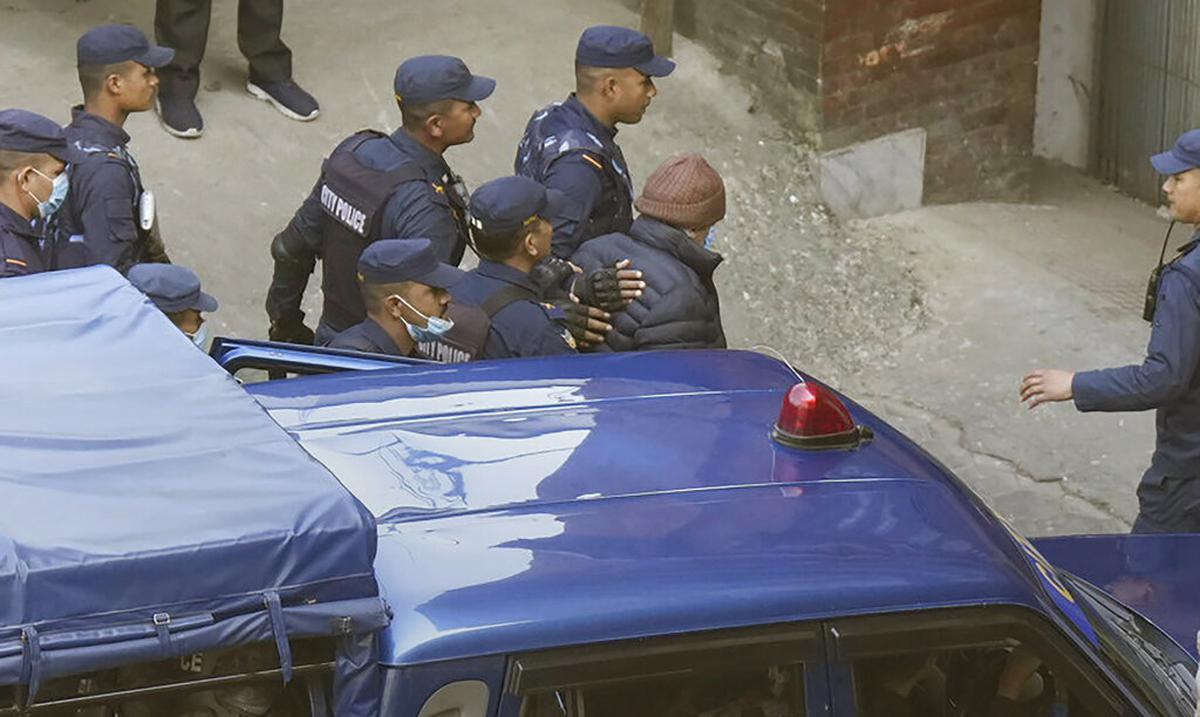 Un tueur en série débarque en France en homme libre du Népal