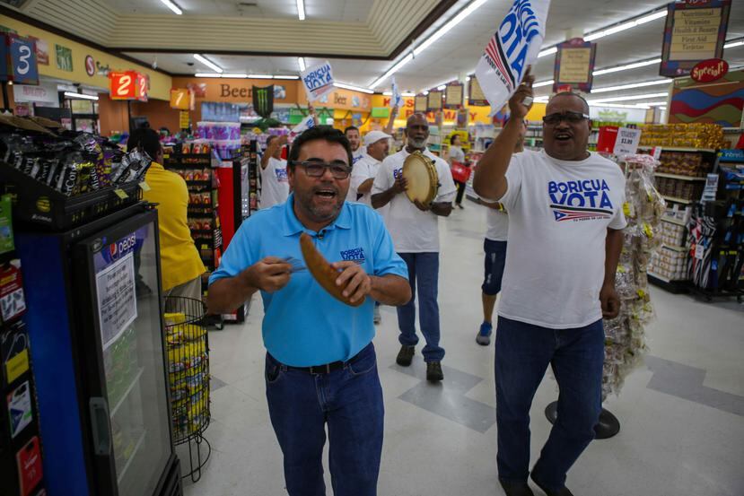 Representantes de la organización Boricua Vota realizan una parranda en un supermercado de Florida Central. (Carla D. Martínez / Especial para El Nuevo Día)