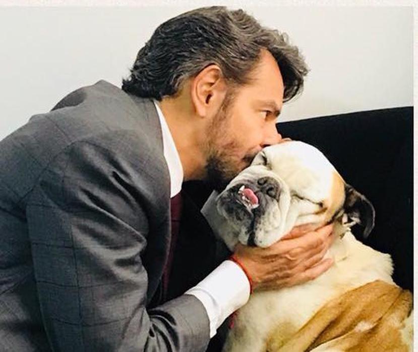 El actor mexicano Eugenio Derbez junto a a au perra Fiona.