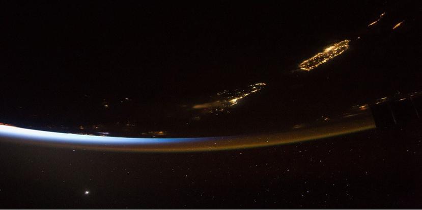 En la foto se aprecia muy bien a Puerto Rico, que lanza al espacio gran cantidad de luz, lo que se conoce como contaminación lumínica. (Suministrada / NASA)