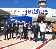 El director de la Autoridad de Puertos, Joel Pizá, (izquierda) y funcionarios que recibieron hoy al primer vuelo de JetBlue a Ponce luego de más de un año cerrado al público.