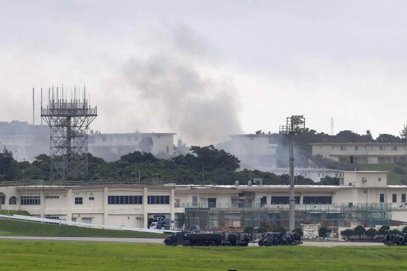 Humo salía de la base de la Fuerza Aérea Kadena de Estados unidos en la isla de Okinawa, Japón. La causa se desconocía. No se reportaron heridos. (AP)