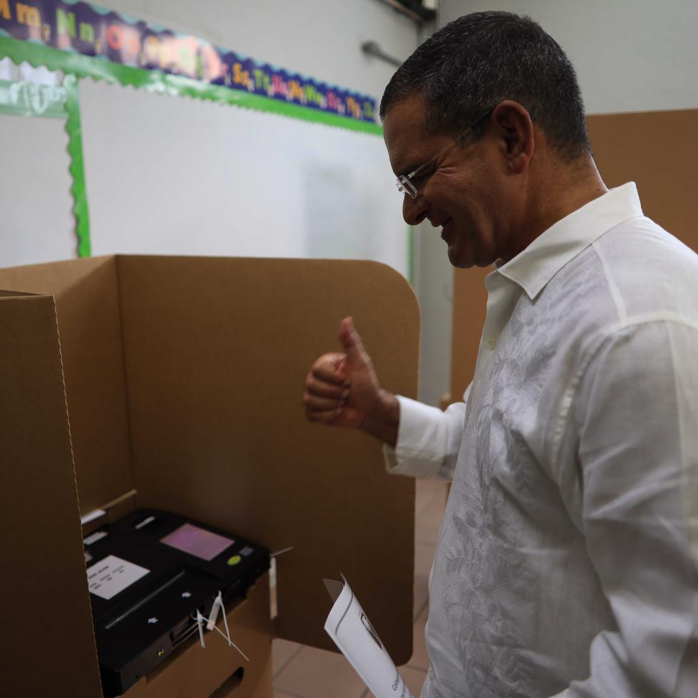 El gobernador Pedro Pierluisi llegó a la escuela Abraham Lincoln en el Viejo San Juan a eso de las 9:20 de la mañana acompañado de su novia, Fabiola Ansótegui Blanc donde ambos ejercieron su derecho al voto.