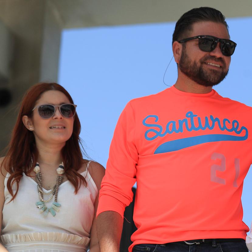 Félix Delgado, alcalde de Cataño, omitió informar del negocio de su esposa Roxanna Sifre Maldonado (a la izquierda) a la Oficina de Ética Gubernamental.