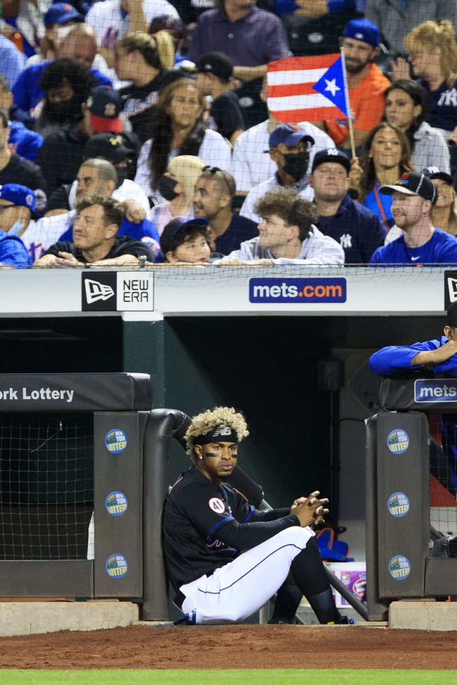 Lindor observa el partido desde el dugout de los Mets. Boricuas dijeron presente al encuentro contra los Yankees en el Citi Field.