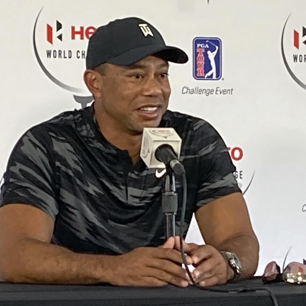 Tiger Woods durante su primera conferencia de prensa desde el accidente vehicular ocurrido el pasado febrero, durante el torneo Hero World Challeng en Nassau, Bahamas,