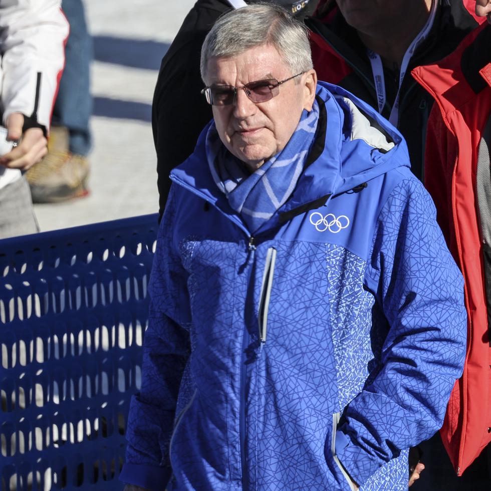 El presidente del Comité Olímpico Internacional Thomas Bach camino antes de la final del esquí alpino en el Campeonato del Mundo de descenso en Courchevel, Francia, el domingo 12 de febrero.