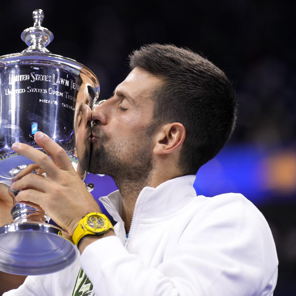 Novak Djokovic, de Serbia, besa su copa del US Open.