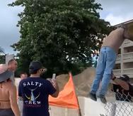 Un vídeo de 30 segundos muestra cuando un guardia de seguridad se acerca a un manifestante  y le empuja ambas piernas, provocando que este cayera sobre la pared de cemento que construyen en el condominio Sol y Playa, en Rincón.