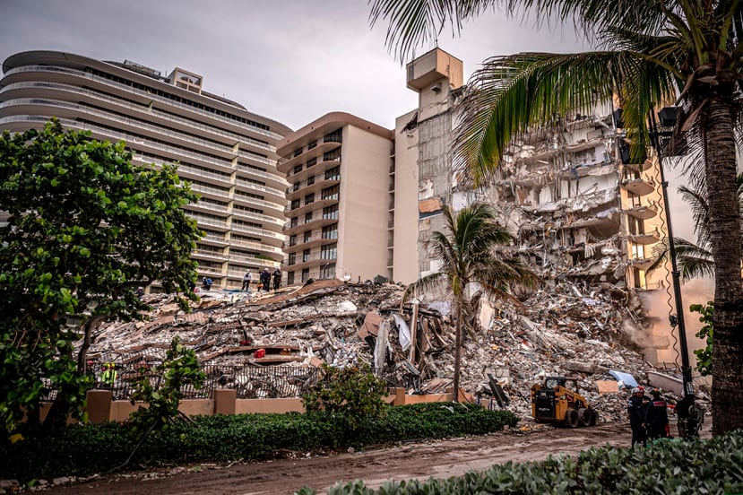 Fotografía general hoy, de los escombros del edificio de condominios de 12 pisos parcialmente derrumbado en Surfside, Florida (EE.UU.). EFE/ Giorgio Viera 