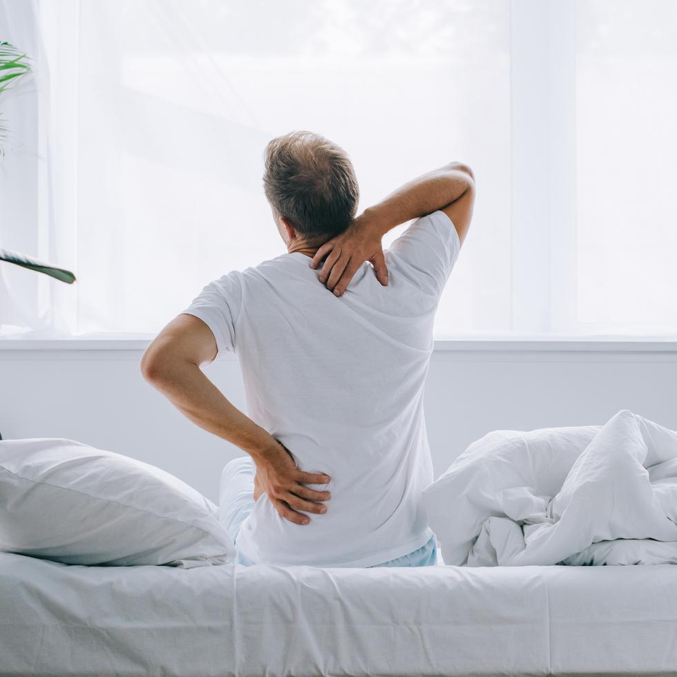 Los dolores de espalda son muy frecuentes entre las personas de edad avanzada.