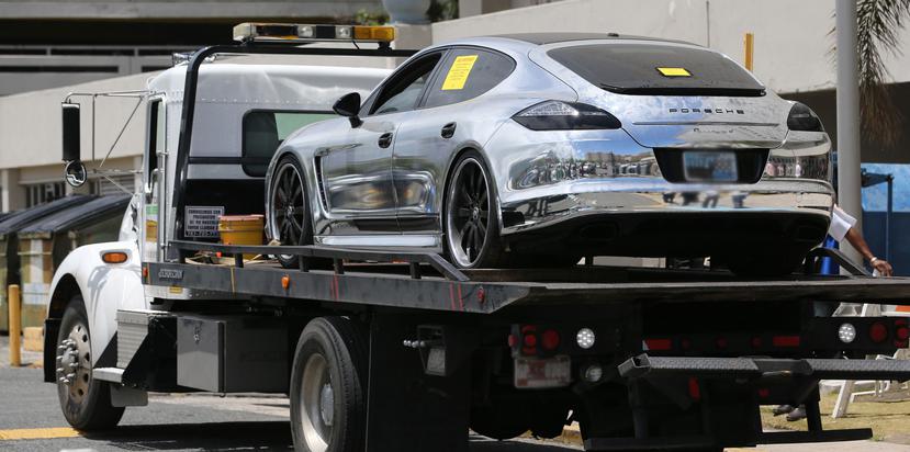 Momento en que una grúa llega al Departamento de Hacienda con el Porsche Panamera, del año 2011, embargado.