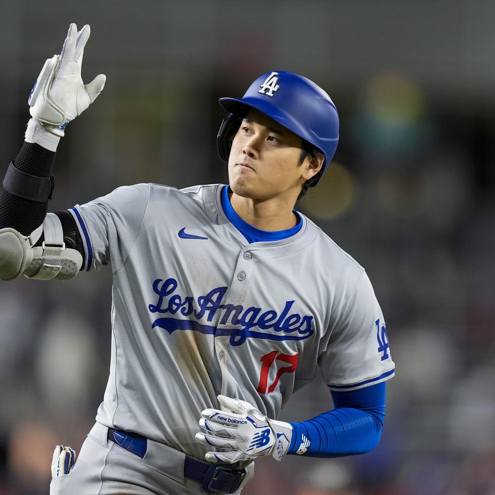 El japonés Shohei Ohtani, de los Dodgers de Los Ángeles, festeja tras conectar un jonrón.