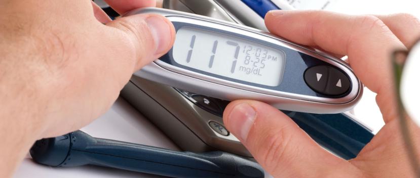 La única manera de saber si experimentas un caso de hipoglucemia es revisando tus niveles de azúcar. (Foto: Shutterstock)