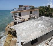A lo largo de la costa de Rincón, sobresalen las estructuras colapsadas debido al aumento en el nivel del mar.