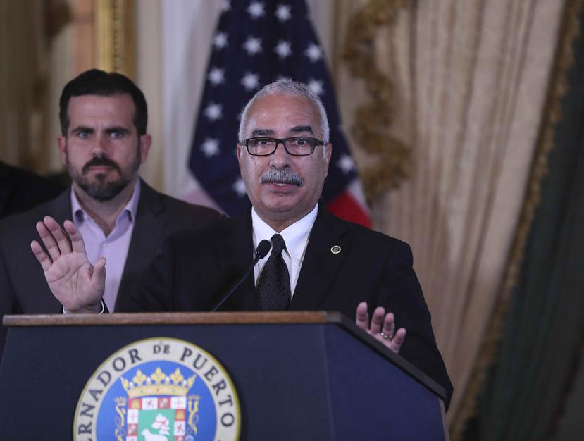 El ahora exsecretario de Hacienda Raúl Maldonado Gautier, en el podio, y el gobernador Ricardo Rosselló Nevares. (GFR Media)