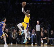 El alero de Los Angeles Lakers, LeBron James, a la derecha, dispara mientras el escolta de los Golden State Warriors, Klay Thompson, defiende durante la primera mitad del cuarto juego de una semifinal de la Conferencia Oeste de baloncesto de la NBA el lunes 8 de mayo de 2023 en Los Ángeles.