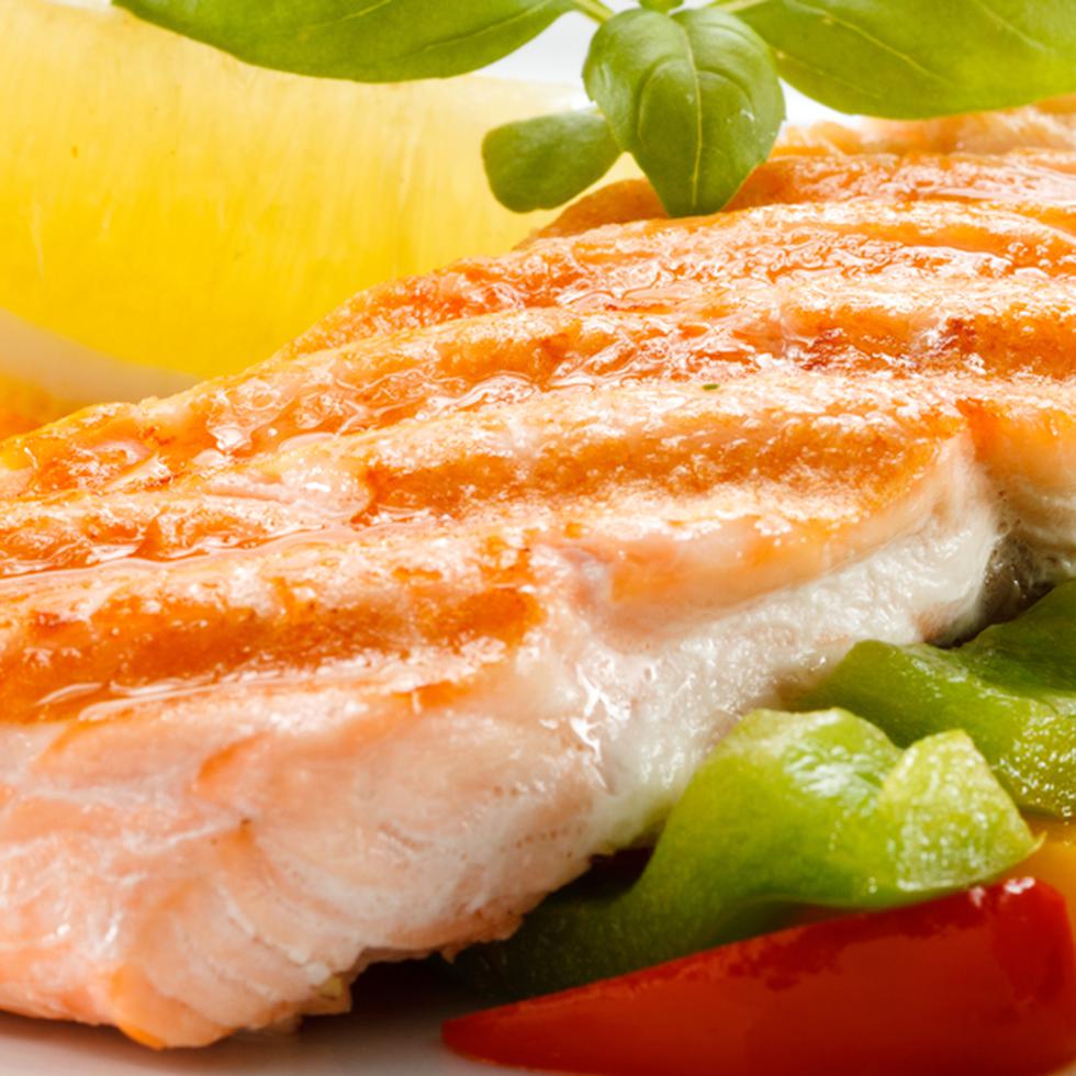 Los pescados y mariscos, en su mayoría, son ricos en ácidos grasos omega-3 que pueden ayudar a tratar el dolor y la inflamación. (Shutterstock)