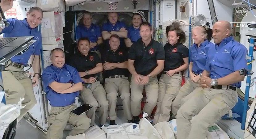 Fotografía cedida por la NASA que muestra a miembros de la tripulación del Crew Dragon y de la Estación Espacial Internacional mientras posan juntos hoy, un día después del lanzamiento.