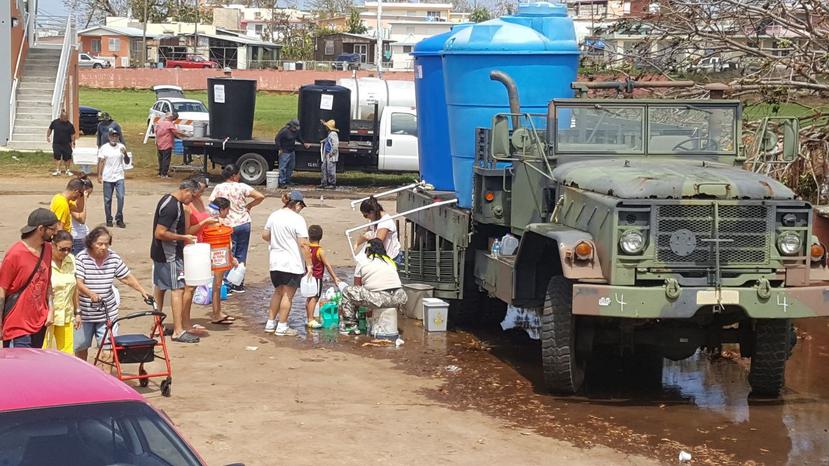 El alcalde de Quebradillas dijo que diariamente envía transporte a Isabela para recoger agua y así establecer oasis en distintos puntos del pueblo.