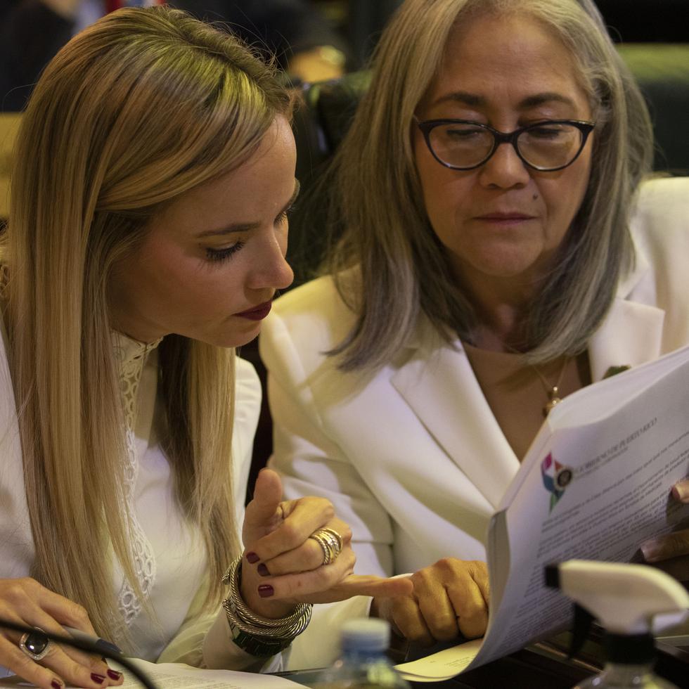 La senadora Joanne Rodríguez Veve y la representante Lisie Burgos Muñiz, ambas del Proyecto Dignidad.