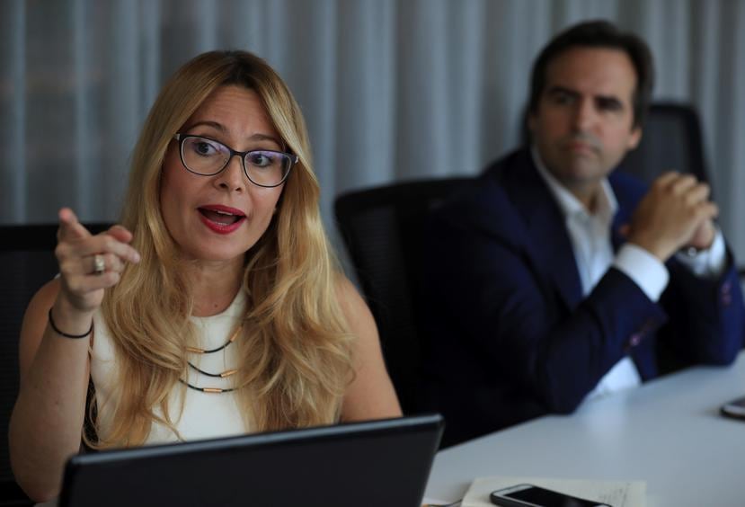 Ella Woger Nieves, gerente de operaciones de Invest PR, junto a Ricardo Álvarez Díaz, miembro de la junta de la entidad.