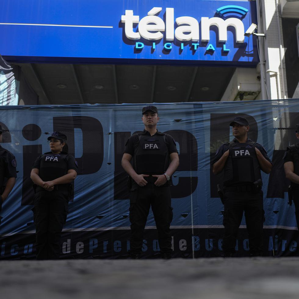 La sede de la agencia en la capital argentina fue vallada durante la madrugada y varios policías se apostaron en la puerta de entrada.