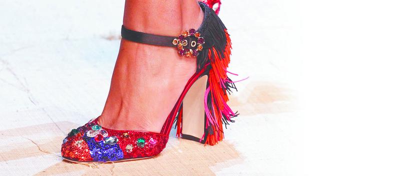 La sandalia está cubierta de lentejuelas multicolores con el tacón en flecos en tonos similares que crean un suave y coqueto vaivén al caminar. (The Fashion Group Foundation)