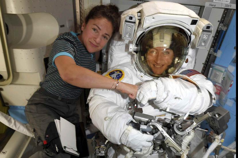 Jessica Meir y Christina Koch en la Estación Espacial Internacional. (AP)