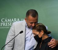 Brenda Maldonado Rivera es consolada por el representante Edgardo Feliciano.