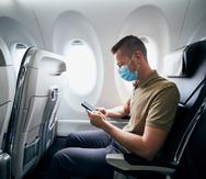 Las mascarillas son necesarias porque es posible que los viajeros no puedan mantenerse a una distancia de 6 pies en aviones y autobuses, dicen los CDC. (Shutterstock)
