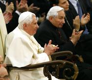 Imagen de archivo del sábado 27 de octubre de 2007 del entonces papa Benedicto XVI (izquierda) y su hermano, Georg Ratzinger (derecha) aplaudiendo durante un concierto de la Orquesta Sinfónica de la Radio de Baviera, en el Salón Pablo VI del Vaticano.