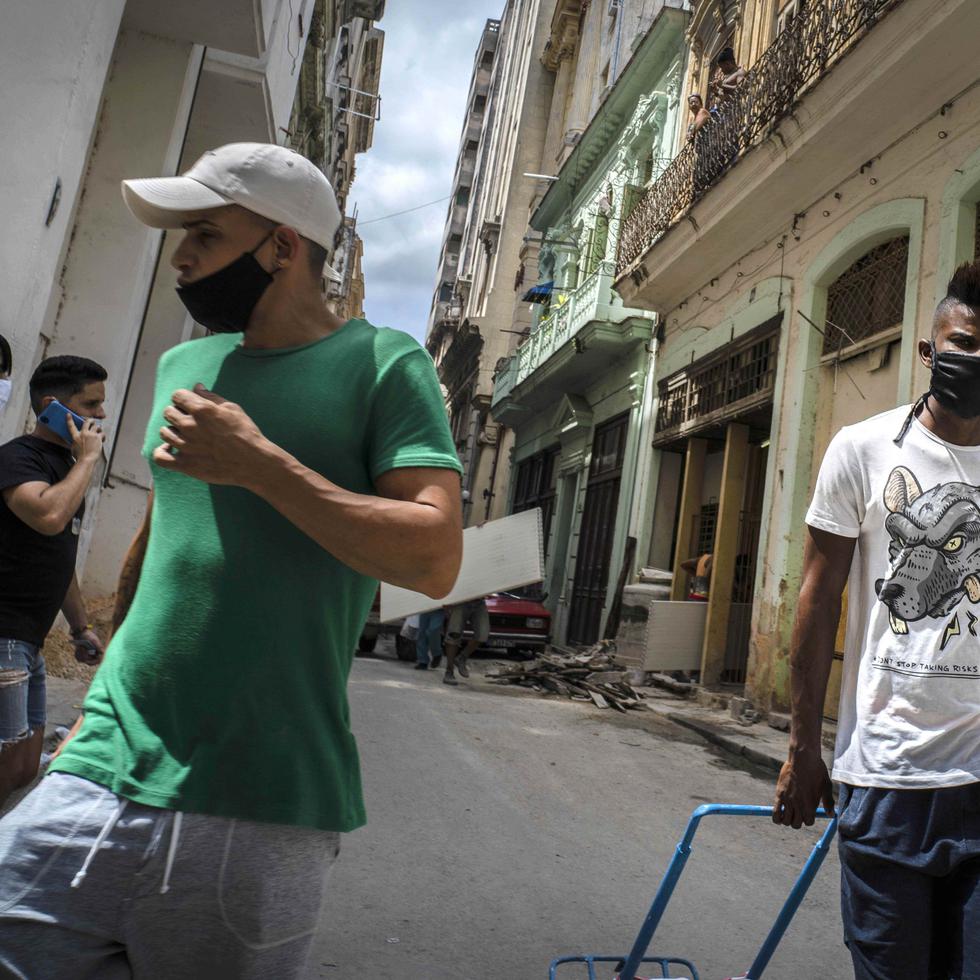 Cubanos se protegen del COVID-19 usando mascarillas por las calles de La Habana. (GFR Media)