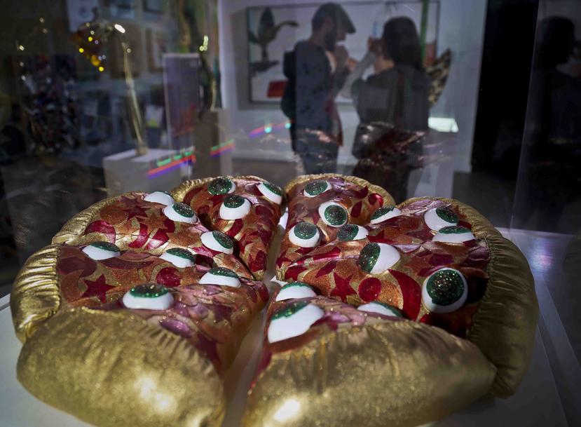 La escultura textil del artista Hein Koh titulada "Mystic Pizza" en el Museo de la Pizza en Nueva York en una fotografía del 2 de noviembre de 2018. (AP / Bebeto Matthews)