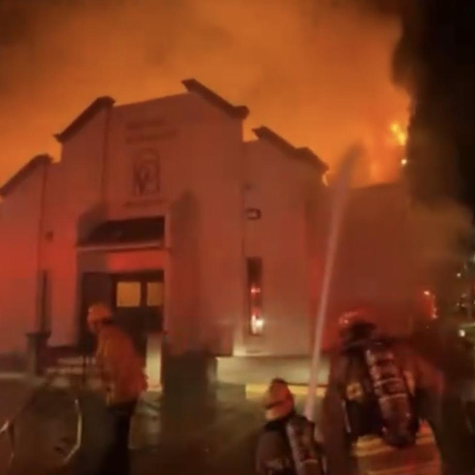 Los bomberos se adentraron rápidamente a la iglesia al llegar, pero después de unos 20 minutos el techo empezó a caerles encima y las llamas se expandieron por lo que tuvieron que salir.