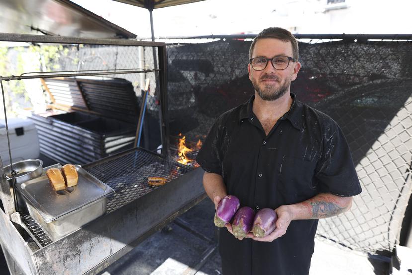 Entre los platos que el chef Rubén Guzmán vende en Leña Eh, están las berenjenas asadas.
