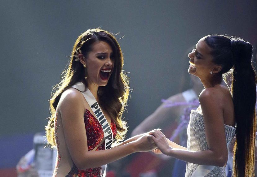 Miss Filipinas reacciona al conocer que ganó mientras le sostiene las manos la representante de Sudáfrica, quien llegó como primera finalista. (AP)